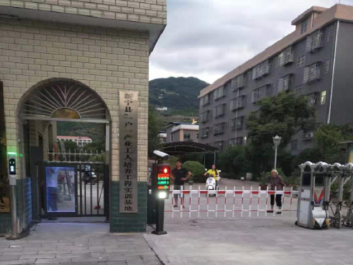 邵陽市新寧縣金鑫電子廠車牌識(shí)別一進(jìn)一出+廣告電動(dòng)小門和人臉識(shí)別系統(tǒng)